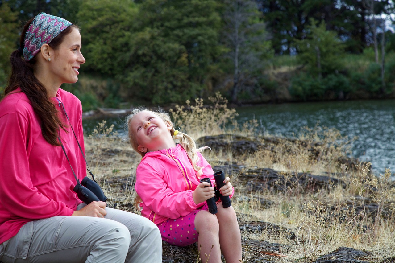 mother daughter laughing 937038