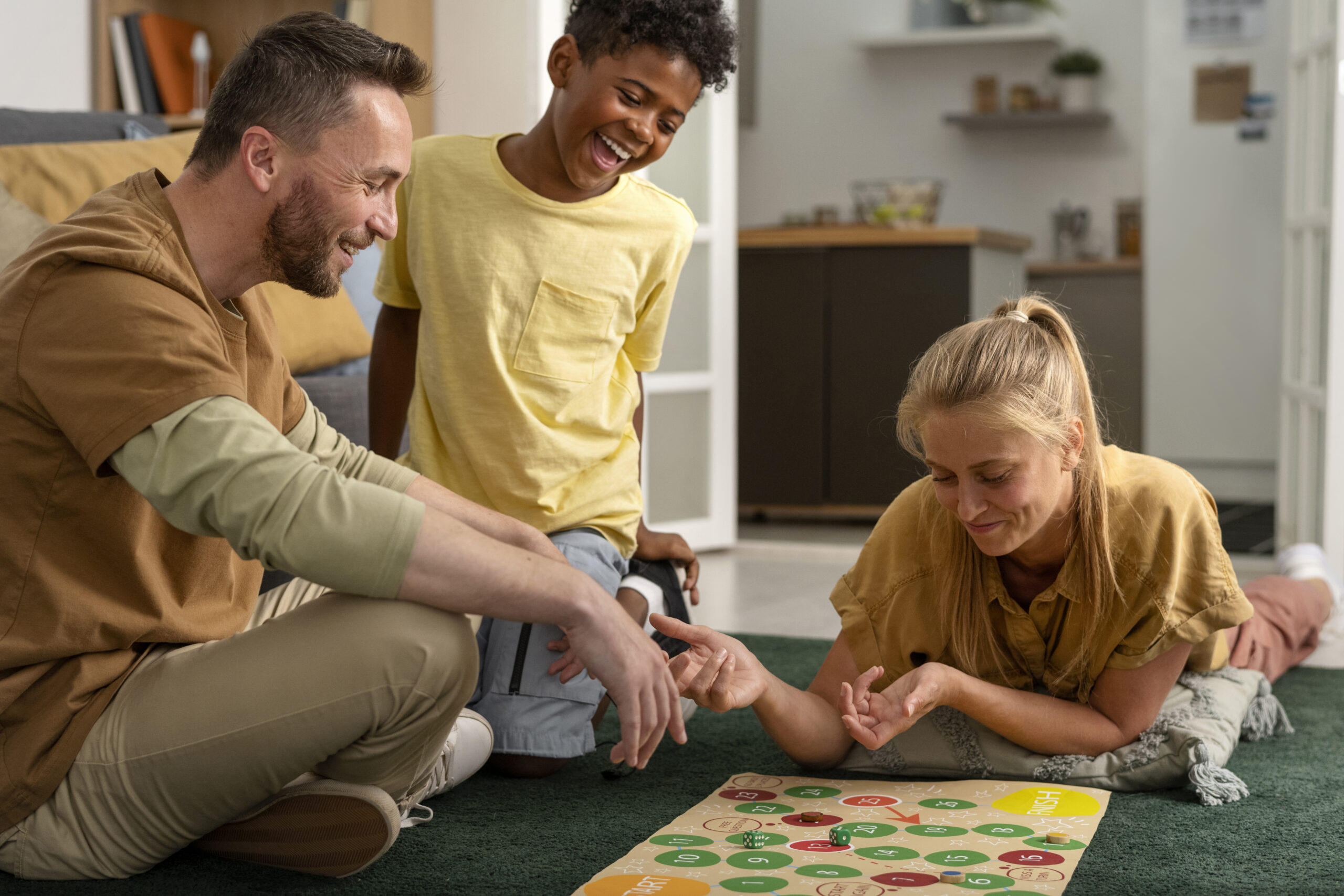 membres famille plein coup jouant au jeu scaled